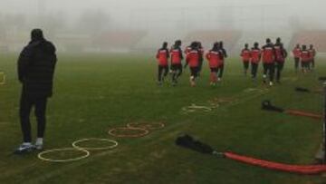 Entrenamiento del Atl&eacute;tico de Madrid con una intensa niebla.