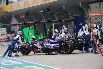 Daniel Ricciardo es empujado por sus mecánicos a dentro del box. Se acabó así el GP de China para el piloto australiano.