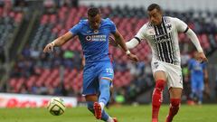 Ramiro y Rogelio Funes Mori pelean un balón dentro de la cancha.