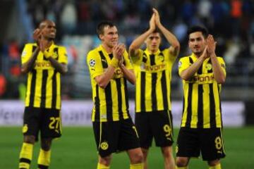 Los jugadores del Borussia de Dortmund se despiden de los aficionados que se han desplazado hasta M&aacute;laga. 