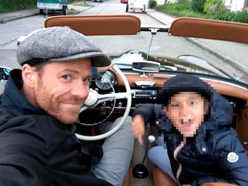 El nuevo técnico del Madrid junto con su hijo en un coche de época.