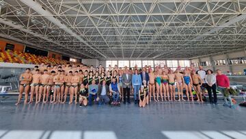 Los integrantes del club de natación Inacua de Málaga, con el alcalde Francisco de la Torre tras la reparación de la piscina en la que entrenan.