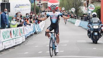 Juan Ayuso celebra su victoria en el Giro de Belvedere.