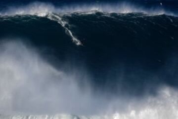 Este surfista está disfrutando una buena ola en una playa portuguesa cerca de Nazare.