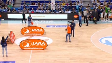 Gana 9.000€ lanzando desde el medio del campo: la forma en que tiró les va a dejar en shock