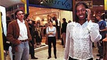 <b>EMPRESARIA FELIZ</b>. Niurka inauguró ayer una tienda en Valencia.