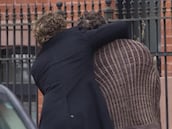 Captan a Pedro Pascal “del brazo” con un hombre y un medio dice que es “un ex futbolista chileno”