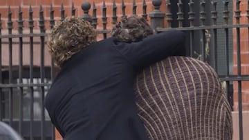 Captan a Pedro Pascal “del brazo” con un hombre y un prestigioso medio estadounidense dice que es “un ex futbolista chileno”