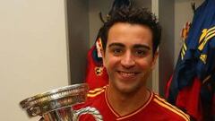 <b>EL MÁS RECIENTE. </b>Xavi posa con el trofeo de la Eurocopa 2012, el título 23 de los que ya posee el centrocampista.