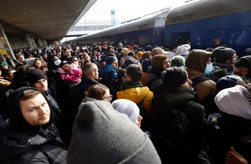 Una multitud de personas esperan para abordar un tren de evacuación de Kiev a Lviv en la estación central de trenes de la capital ucraniana.