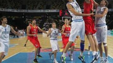 <b>COLOSO. </b>Nikola Mirotic, que terminó el partido con 27 puntos y 12 rebotes, lanza ante la oposición de Baldi y Polonara.