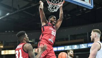 Jason Thompson realiza un mate ante el Lietkabelis.