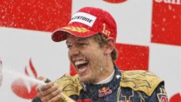 Sebastian Vettel celebra la victoria ante la mirada de Kovalainen