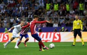 Antoine Griezmann lanza el penalti...