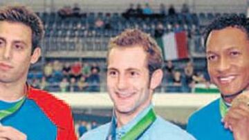 <b>ORO DE LEY. </b>Lorente muestra su medalla de oro en el podio, junto a Cavic, plata, y Sicot, bronce.