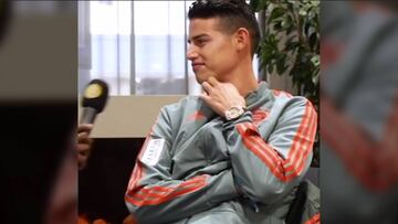 James Rodriguez contestando un pequeño cuestionario