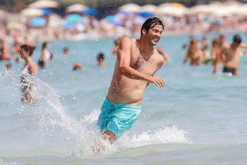 El exentrenador argentino del Real Madrid se encuentra disfrutando de las playas ibicencas en compa?¨ªa de sus hijos y familia.