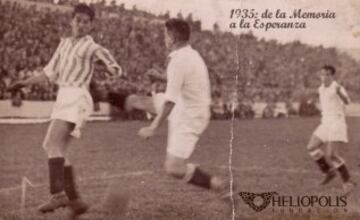 Nervión, 03-Febrero-1935, 10ª Jornada: Sevilla FC-0 vs. BETIS BALOMPIÉ-3. Observamos que TIMIMI-Pedro González Sánchez, extremo derecha, recibe una durísima entrada a la altura de sus riñones por parte de un defensa sevillista.