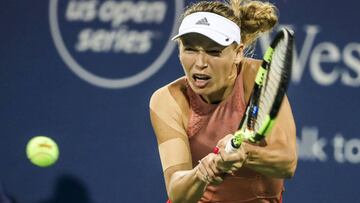 Caroline Wozniacki de Dinamarca en acción contra Kiki Bertens de Holanda, durante su partido en el torneo de tenis Western & Southern Open en el Lindner Family Tennis Center en Mason, Ohio.