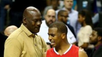 Michael Jordan da la enhorabuena a Chris Paul tras su partidazo y el de su equipo.