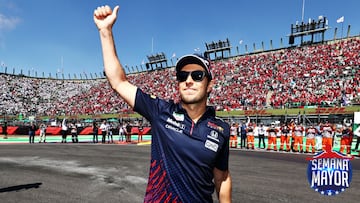 Sergio Pérez festeja con la gente en el Gran Premio de México