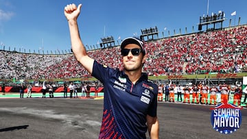 Sergio P&eacute;rez festeja con la gente en el Gran Premio de M&eacute;xico