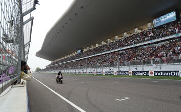 Marco Bezzecchi del equipo Mooney VR46 Racing Team celebra en la pista su triunfo en el primer GP de India.