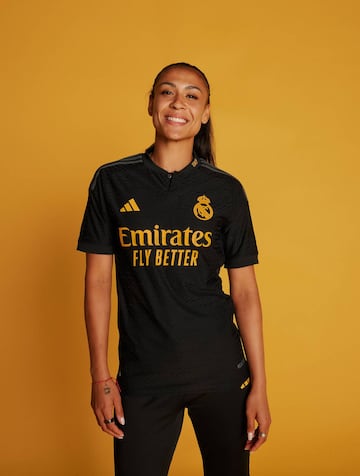 Negra con detalles amarillos, as赤 es la tercera equipaci車n del Real Madrid