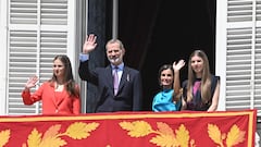 (I-D) La Princesa Leonor, el Rey Felipe, la Reina Letizia y la Infanta Sofía saludan desde balcón de la Plaza de Oriente con ocasión del X aniversario de la Proclamación de Su Majestad el Rey, en el Palacio Real, a 19 de junio de 2024, en Madrid (España). El Rey Felipe VI conmemora sus diez años en el trono con un acto en el Palacio Real en el que se condecora a 19 españoles por sus servicios a los demás con la orden del Mérito Civil.
REYES;FAMILIA REAL;REALEZA
José Oliva / Europa Press
19/06/2024