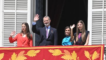 (I-D) La Princesa Leonor, el Rey Felipe, la Reina Letizia y la Infanta Sofía saludan desde balcón de la Plaza de Oriente con ocasión del X aniversario de la Proclamación de Su Majestad el Rey, en el Palacio Real, a 19 de junio de 2024, en Madrid (España). El Rey Felipe VI conmemora sus diez años en el trono con un acto en el Palacio Real en el que se condecora a 19 españoles por sus servicios a los demás con la orden del Mérito Civil.
REYES;FAMILIA REAL;REALEZA
José Oliva / Europa Press
19/06/2024