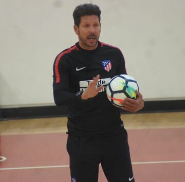 La lluvia condenó al Atlético a entrenar en cancha de básquet