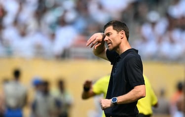 Xabi Alonso, hace un gesto durante el partido.