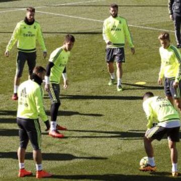 Las imágenes de Cuatro captaron cómo Sergio Ramos se mostró muy crítico con la falta de intensidad de sus compañeros en un rondo. “No es normal que no vaya nadie”, gritó el central, que después, y cuando iniciaba el ejercicio de carrera, advirtió: “Es que después estamos igual en los partidos, ¿sabes?”. La derrota en el derbi sigue ofreciendo malas caras.