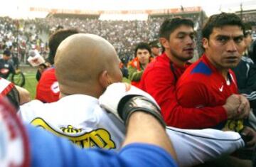 En la última fecha se definió el Apertura 2007. Universidad Católica derrotó a Coquimbo y Colo Colo sufrió para vencer a Palestino por la cuenta mínima con tanto de Humberto Suazo.