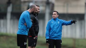 Orellana dialoga con Ramis, ambos entre algodones por molestias, con el segundo técnico, Bea.