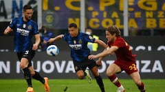 Soccer Football - Serie A - Inter Milan v AS Roma - San Siro, Milan, Italy - April 23, 2022   Inter Milan's Alexis Sanchez and Roberto Gagliardini in action with AS Roma's Edoardo Bove REUTERS/Alessandro Garofalo