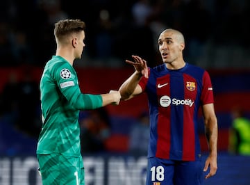 Oriol Romeu charla con Ter Stegen, durante un partido.