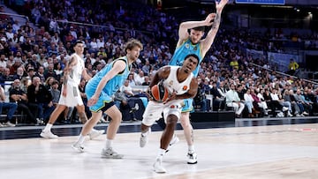 Theo Maledon entra a canasta con Gabriel Deck al fondo en la victoria del Real Madrid ante el Fenerbahçe en la primera vuelta de la Euroliga.