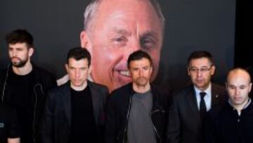 Luis Enrique en el Memorial de Johan Cruyff acompañado de su cuerpo técnico y de futbolistas de la primera plantilla del Barça.