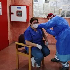 Madrid y Cataluña dejan de vacunar en la primera dosis