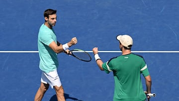 Marcel Granollers choca el puño con Horacio Zeballos en su partido de dobles del US Open contra Herbert y Mahut.