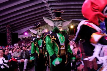 Varias personas disfrazadas durante la Gala de Elecci¨®n de la Reina del Carnaval de Santa Cruz de Tenerife.