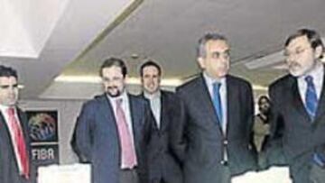 <b>CAUTIVADOS. </b>Todos disfrutaron de la retrospectiva sobre juguetes.