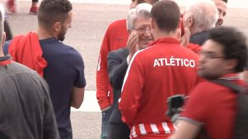 Griezmann y Cerezo: risas y mimos en la puerta de la Almudena