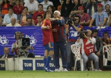 Puyol con Aragonés durante el partido del 27 de mayo de 2006 contra Rusia.