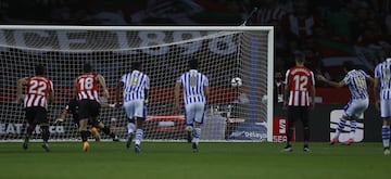 0-1. Mikel Oyarzabal marcó de penalti el primer gol.