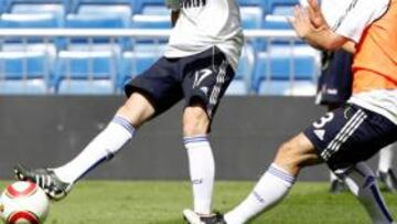 <b>NO SE VA. </b>Álex, que no se irá esta vez con la Sub-19, da un pase ayer en el Bernabéu ante Martínez.