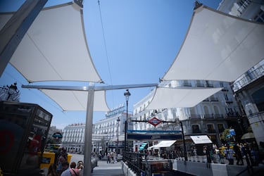 Toldos instalados por el Ayuntamiento de Madrid en la Puerta del Sol. El Ayuntamiento de Madrid defiende la instalación de toldos desmontables en la Puerta del Sol, argumentando que es un Bien de Interés Cultural (BIC) donde no se pueden plantar árboles ni instalar estructuras permanentes.
02 JULIO 2025
Eduardo Parra / Europa Press
02/07/2025