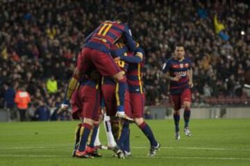 Los jugadores celebran el 1-1 de Messi. 