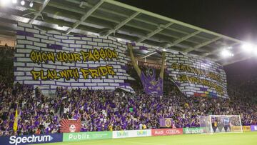 La afición de los 'Leones' mostró su incondicional apoyo al equipo con este genial mensaje en una de las cabeceras del Orlando City Stadium.